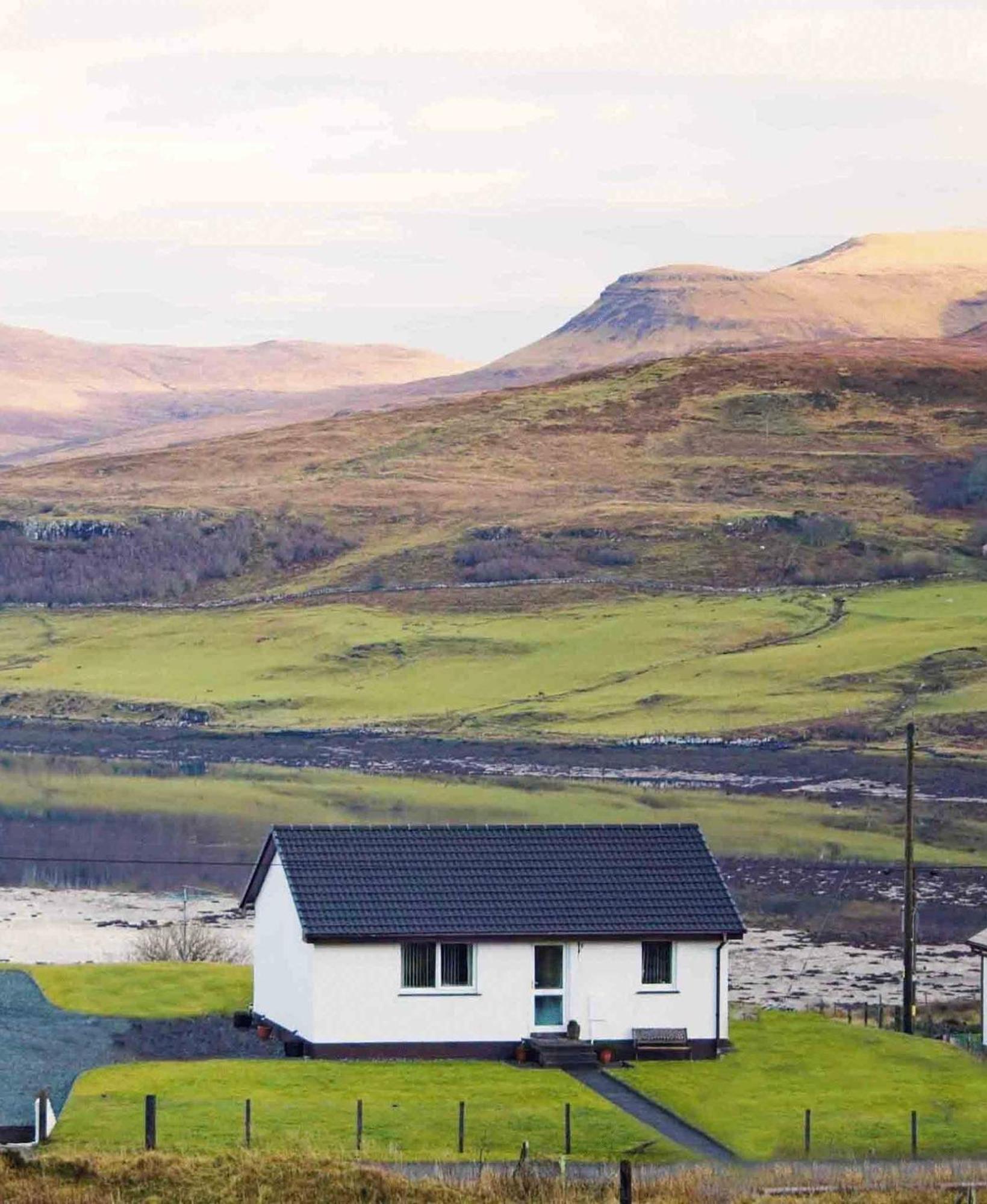 Almondbank Cottage - 2 Bedrooms, 8 Miles From Portree Skeabost Exterior photo